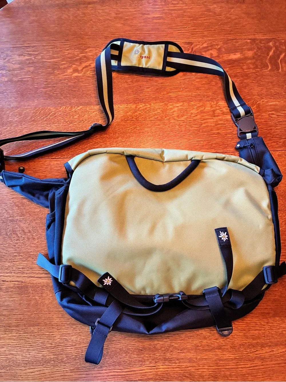 Sherpani Green and Black Messenger Bag with Adjustable Strap